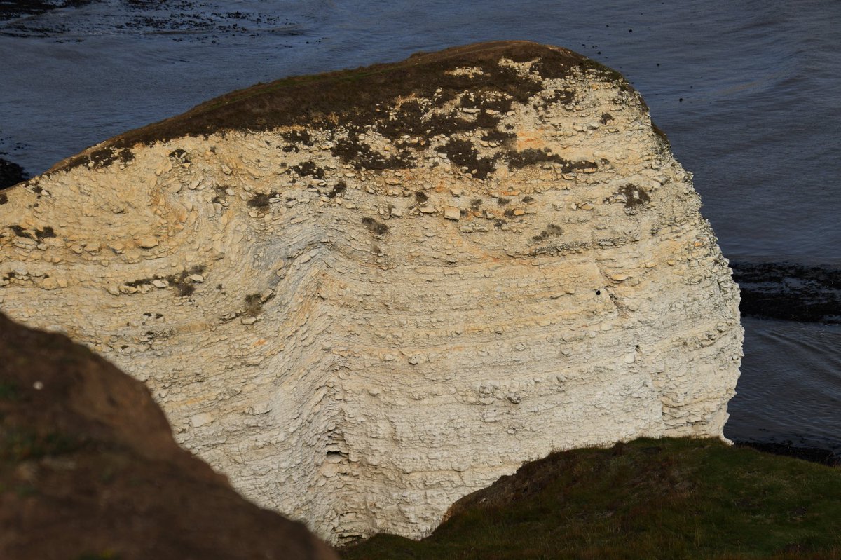 Livindeadgirl00's tweet image. #flamboroughhead #eastridingofyorkshire  #cliffs #lighthouse