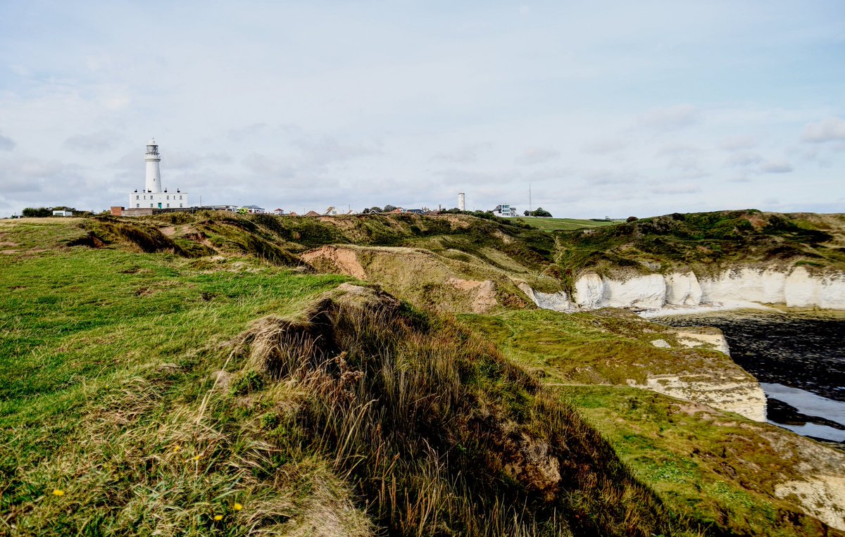 Livindeadgirl00's tweet image. #flamboroughhead #eastridingofyorkshire  #cliffs #lighthouse