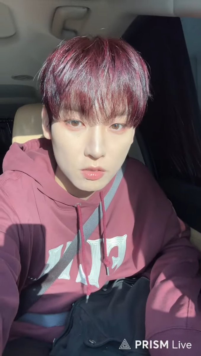inseong_latte's tweet photo. 머리 새로 한 거 잘 보여주려고 직사광선에 맞서 싸우는 인성 예뻐 죽겠다🥺
이러면 저 유혜주 남편 되죠 https://t.co/8EYX6RoInB
