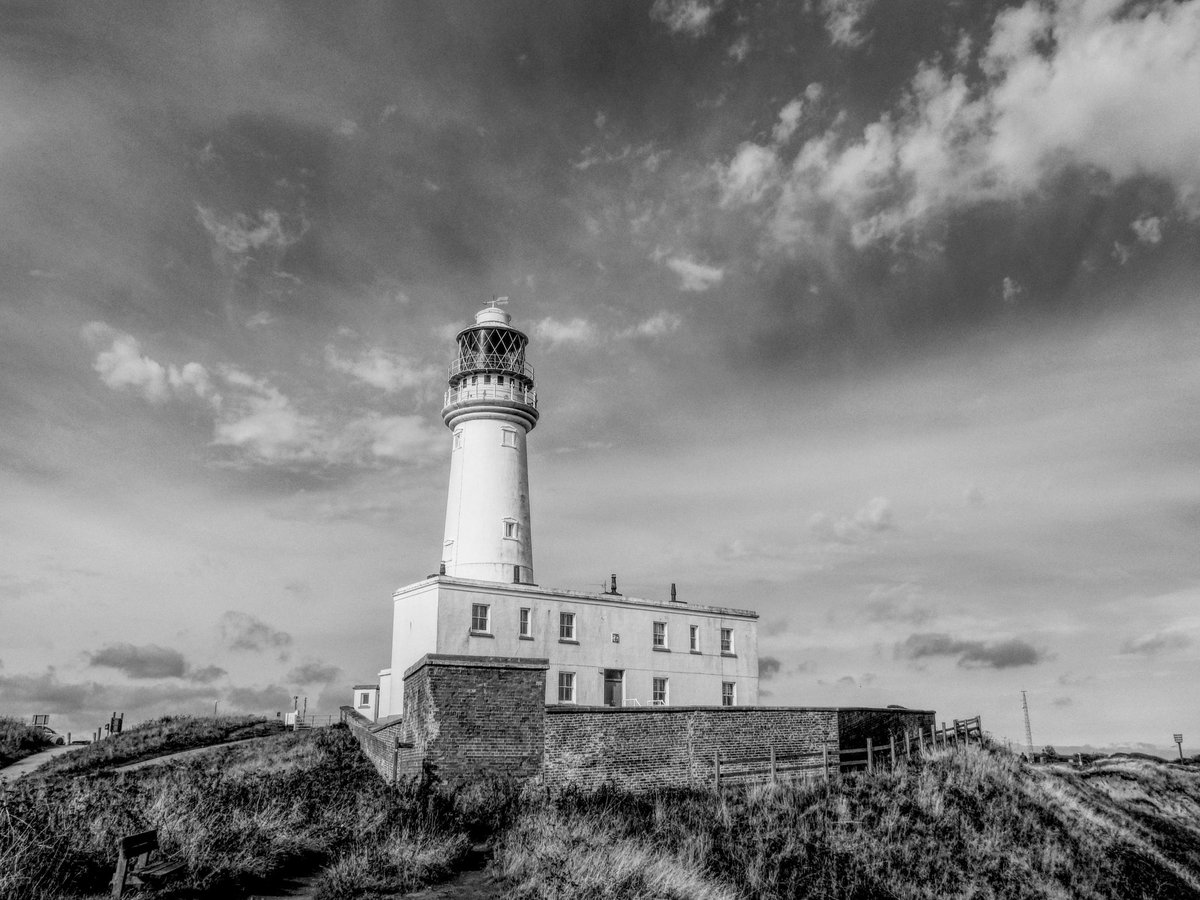 Livindeadgirl00's tweet image. #flamboroughhead #eastridingofyorkshire  #cliffs #lighthouse