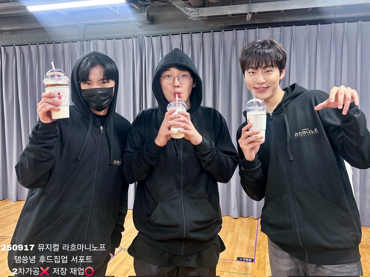 250917 뮤지컬 &lt;라흐마니노프&gt; 후드집업 서포트 🎼

뮤지컬 라흐마니노프와 원태민 유승현 김준영 배우님을 응원하기 위해 후드집업 서포트를 진행하였습니다✨️🖤

모든 인증사진 2차가공 ❌️ 저장 및 재업 ⭕️