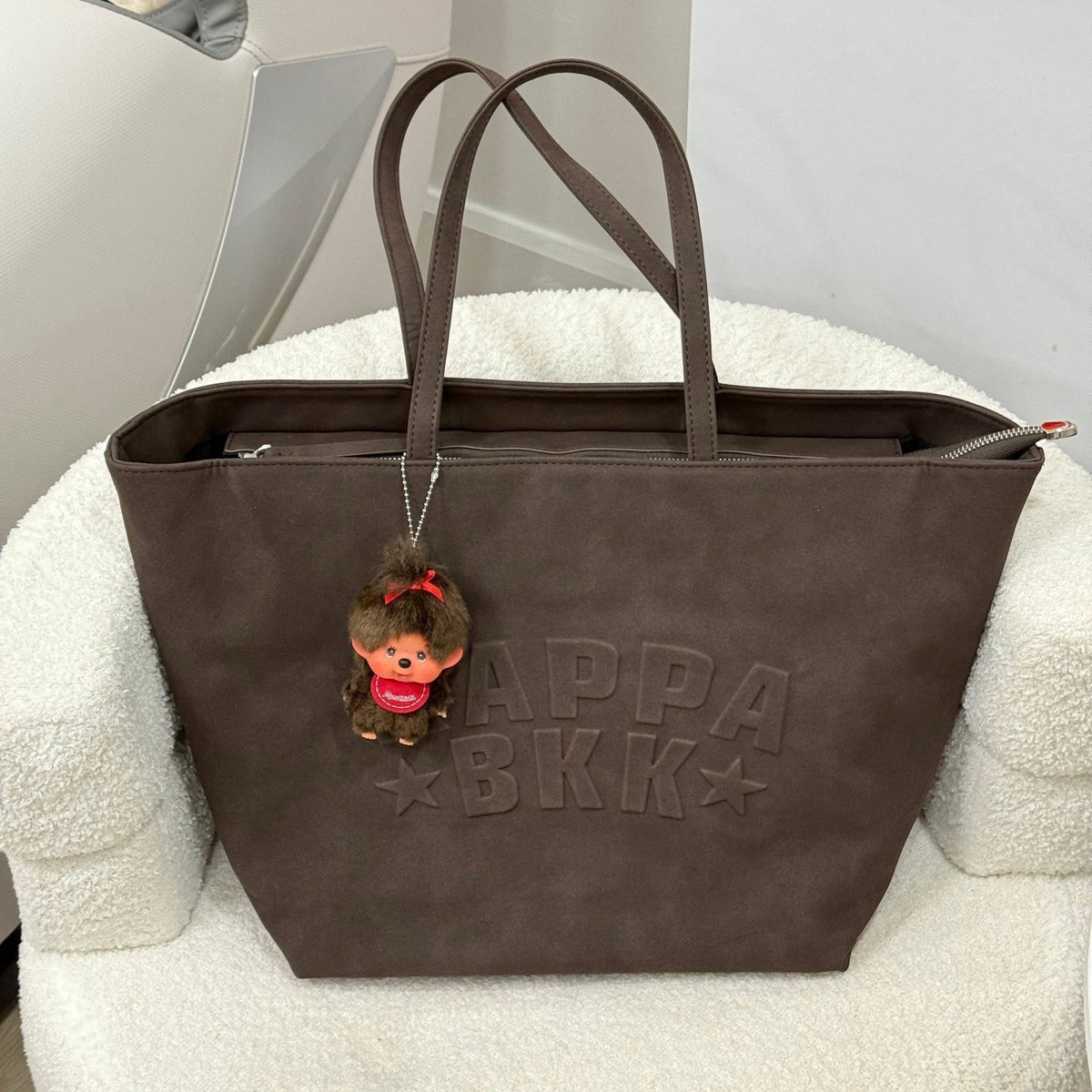 cqtestuff's tweet photo. กระเป๋าแบกบ้าน ของ KAPPABKK City Tote Bag Embossed Logo กระเป๋าสะพายไหล่ไซส์ใหญ่สะใจโลโก้นูนสุดเท่สีน้ำตาลที่ถูกต้องเป็นแบบหนังกลับสวยสะพายแล้วไม่เอ้าราคาหลักร้อย จุของได้แบบเยอะเกินความจำเป็น !!

📍 https://t.co/UmCrnKEOTi https://t.co/HxAVCVPktG