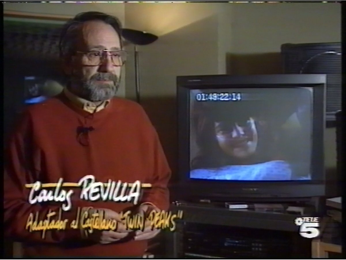 SimpsonDoblaje's tweet photo. 💥 EL ÚLTIMO DOBLAJE DE CARLOS REVILLA

Carlos Revilla tenía una manera muy peculiar de despedirse de sus compañeros de los estudios de doblaje ABAIRA, su lugar de trabajo desde la fundación (1989) hasta su muerte en 2000.

Siempre se despedía con la frase "¡HASTA EL JUEVES!", independientemente del día que fuese.

El MIÉRCOLES 27 de septiembre de 2000 Carlos Revilla estaba en los estudios ABAIRA trabajando en sus adaptaciones, como era habitual. Cuando se hizo tarde salió de su despacho para marcharse a su casa.

Mientras se despedía de todos con su típico “¡HASTA EL JUEVES!”, un técnico de sonido lo detuvo para pedirle que grabara un título. Revilla asintió, y juntos fueron a una sala a doblar el inserto. El título en off era: “ESCALERA AL CIELO”.

Después de grabar ese título, Revilla salió del estudio y se marchó a su casa.  A medio camino, el gran corazón de Carlos Revilla dejó de latir, dejando un enorme vacío entre sus compañeros… y dejando huérfanos a un montón de personajes a los que él había dado vida.

____________

Esta historia la compartí hace unos años y recibí información muy interesante al respecto. Ese fragmento de Revilla diciendo “ESCALERA AL CIELO” se sabe de dónde proviene gracias a un técnico que trabajaba en Abaira en aquella época. Sin embargo, obtener el máster en el que aparece la voz de Carlos parece una tarea imposible.

Me encantaría poder conseguir ese fragmento de Carlos Revilla algún día. Es un pedazo de historia del doblaje y me da cosa pensar que lo grabó apenas unos minutos antes de su repentina muerte. Es que ni la frase puede ser más macabra: “ESCALERA AL CIELO”.

[fotografía de @Raffa_DG]