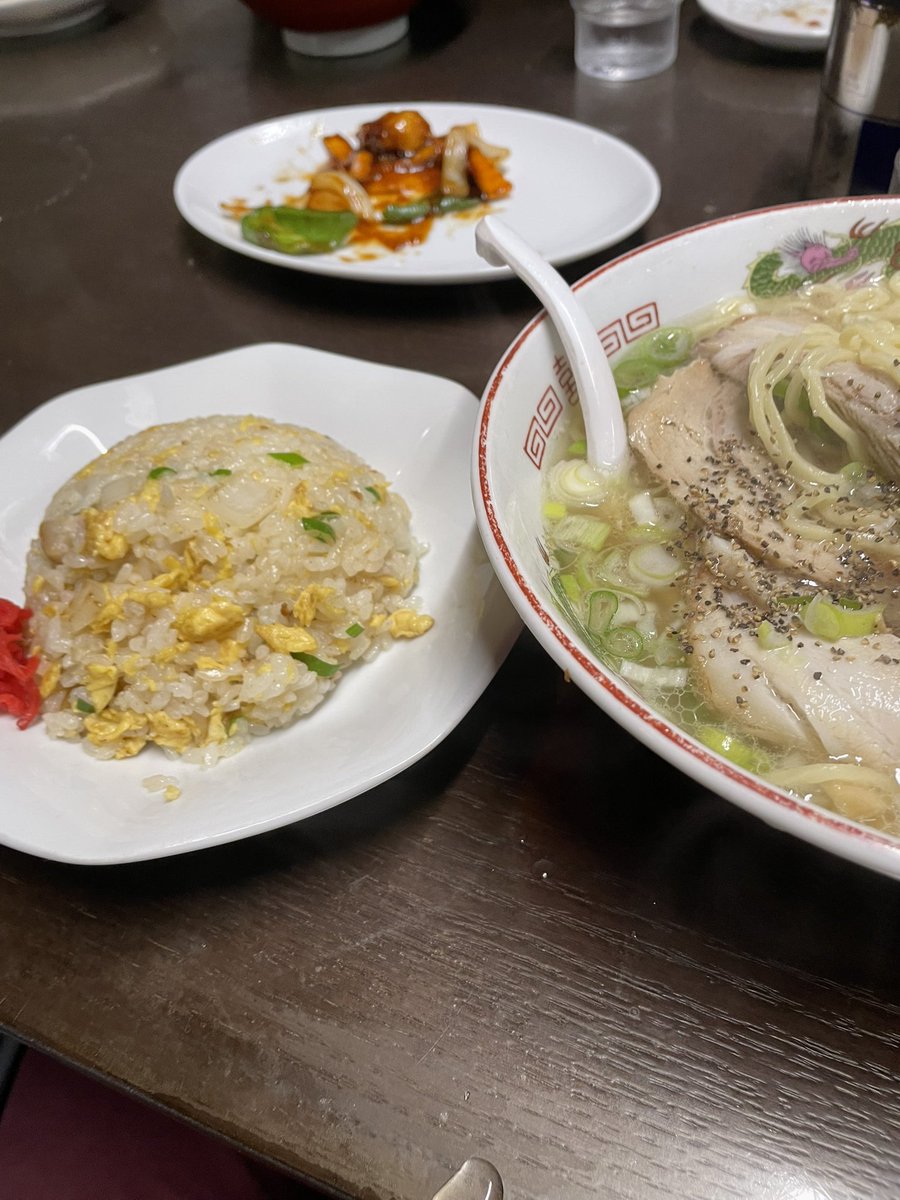 よっしゃんです。 YouTube LIVEでの一コマ。 夢の台湾カステラ丸齧り。幸せそう