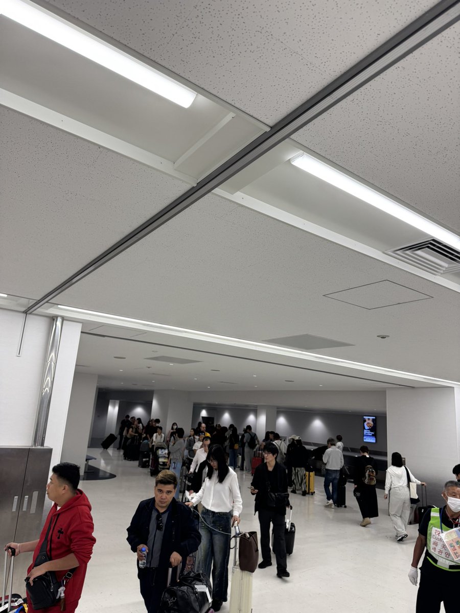 db0925's tweet photo. だからー、Visit Japanのアプリ使った方が、列が長くて時間が掛かるはなんとかならんのか。奥の奥まで列作って、マジで意味ない。

#visitjapan
#終わってるjapan https://t.co/ynIcm0uQSn