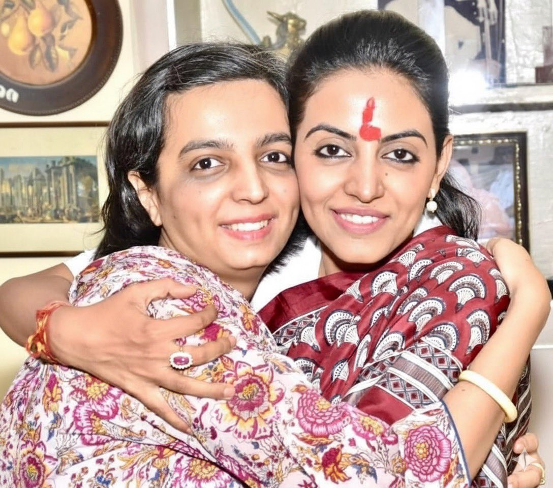 Divya Mahipal Maderna (@divyamaderna) on Twitter photo рдореЗрд░реА рдкреНрдпрд╛рд░реА рдЫреЛрдЯреА рдмрд╣рди рд░реВрдмрд▓ рдХреЛ рдЬрдиреНрдорджрд┐рди рдХреА рдвреЗрд░реЛрдВ рд╢реБрднрдХрд╛рдордирд╛рдПрдБ! ЁЯОЙ
рдЖрдк рдореЗрд░реЗ рдЬреАрд╡рди рдХрд╛ рд╕рдмрд╕реЗ рдЦрд╛рд╕ рдФрд░ рдЕрдирдореЛрд▓ рд╣рд┐рд╕реНрд╕рд╛ рд╣реИрдВред рдмрдЪрдкрди рд╕реЗ рд▓реЗрдХрд░ рдЖрдЬ рддрдХ рдЖрдкрдХреЗ рд╕рд╛рде рдмрд┐рддрд╛рдП рд╣реБрдП рдкрд▓ рдореЗрд░реЗ рд▓рд┐рдП рд╣рдореЗрд╢рд╛ рдпрд╛рджрдЧрд╛рд░ рд░рд╣реЗрдВрдЧреЗред рдЖрдк рдореЗрд░реЗ рд▓рд┐рдП рд╕рд┐рд░реНрдл рдмрд╣рди рд╣реА рдирд╣реАрдВ, рдмрд▓реНрдХрд┐ рдПрдХ рд╕рдЪреНрдЪреА рджреЛрд╕реНрдд рднреА рд╣реЛред
рдИрд╢реНрд╡рд░ рд╕реЗ рдкреНрд░рд╛рд░реНрдердирд╛ рд╣реИ рдХрд┐ рдЖрдкрдХреЗ рдЬреАрд╡рди рдореЗрдВ рдореЗрд░реА рдкреНрдпрд╛рд░реА рдЫреЛрдЯреА рдмрд╣рди рд░реВрдмрд▓ рдХреЛ рдЬрдиреНрдорджрд┐рди рдХреА рдвреЗрд░реЛрдВ рд╢реБрднрдХрд╛рдордирд╛рдПрдБ! ЁЯОЙ
рдЖрдк рдореЗрд░реЗ рдЬреАрд╡рди рдХрд╛ рд╕рдмрд╕реЗ рдЦрд╛рд╕ рдФрд░ рдЕрдирдореЛрд▓ рд╣рд┐рд╕реНрд╕рд╛ рд╣реИрдВред рдмрдЪрдкрди рд╕реЗ рд▓реЗрдХрд░ рдЖрдЬ рддрдХ рдЖрдкрдХреЗ рд╕рд╛рде рдмрд┐рддрд╛рдП рд╣реБрдП рдкрд▓ рдореЗрд░реЗ рд▓рд┐рдП рд╣рдореЗрд╢рд╛ рдпрд╛рджрдЧрд╛рд░ рд░рд╣реЗрдВрдЧреЗред рдЖрдк рдореЗрд░реЗ рд▓рд┐рдП рд╕рд┐рд░реНрдл рдмрд╣рди рд╣реА рдирд╣реАрдВ, рдмрд▓реНрдХрд┐ рдПрдХ рд╕рдЪреНрдЪреА рджреЛрд╕реНрдд рднреА рд╣реЛред
рдИрд╢реНрд╡рд░ рд╕реЗ рдкреНрд░рд╛рд░реНрдердирд╛ рд╣реИ рдХрд┐ рдЖрдкрдХреЗ рдЬреАрд╡рди рдореЗрдВ