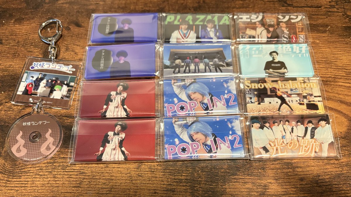 tetemi2's tweet photo. 【交換】
RAB リアルアキバボーイズ

〈サムネバッチ〉
譲　画像1枚目
求　画像2枚目の⭕️印

〈サムネバッチ（サイン入）〉
譲　🌻（サイン薄め）※画像3枚目
求　🐭

〈ジャケット風アクキー〉
譲　妖怪ランデブー※画像1枚目
求　画像4枚目の⭕️印いずれか

マスピ現地での交換希望です🙇‍♀️ https://t.co/xy7QH5BgeK