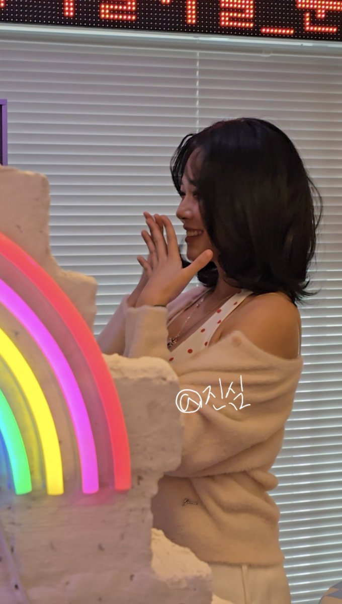 형서가 푸키를 보는 눈빛에서 꿀이 떨어짐..
진짜 이 미소녀 뭐지?????