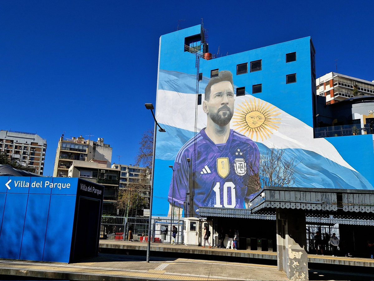 Roylovesfooty's tweet photo. #StreetArtSaturday
📍Buenos Aires 🇦🇷
The adoration of Argentine football legends Maradona, Messi, Riquelme and Kempes on the streets of Buenos Aires.
#D10S #Maradona #Pelusa #ElPibeDeOro #ElDiez #Messi #LaPulga #Riquelme #ElTorero #MarioKempes #ElMatador https://t.co/mFkJnzl8yL