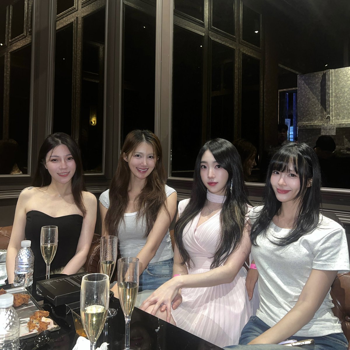 SerenaSere12944's tweet photo. Last day of #KBW at Super Social Night 926 with these beautiful KOL Ladies!🖤 @ArielChoii @yuniverse3956 @heejiiiiiii
#KoreaBlockchainWeek #KBW2025 https://t.co/HJDmpwoRda