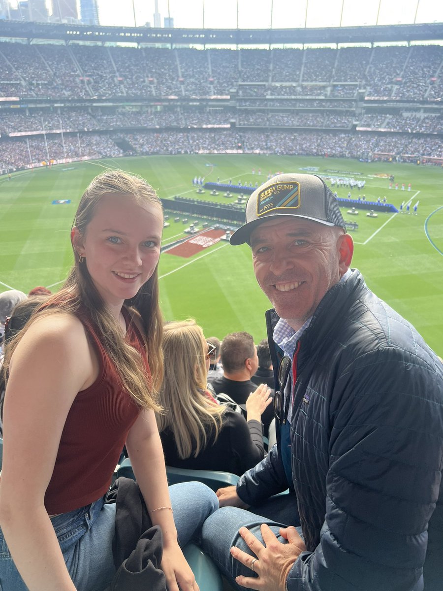 charlesdavis75's tweet image. Awesome day at the MCG with G to watch Snoop Doggy Dogg and the #AFLGrandFinal