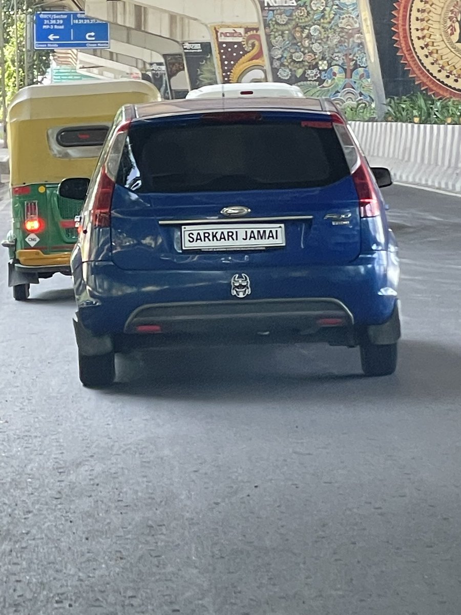 nirpendra's tweet photo. @noidapolice @uptrafficpolice @Noidatraffic @dcptrafficnoida @myogiadityanath @UPGovt कृपया इन्हें बुलाकर खातिरदारी करें .. सरकारी दामाद जो ठहरे। सेक्टर 18 की और जाते हुए और ऊपर प्रेस भी लिखा हुआ है https://t.co/cZZw3VtSaw