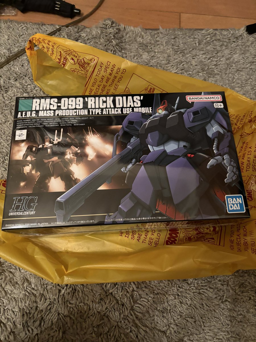 本日、娘の中学校文化祭で鎌倉へ行き
途中下車し模型店にて発見❣️
さてさて、ここはやはりクワトロ機カラーに変更ですかねー😊