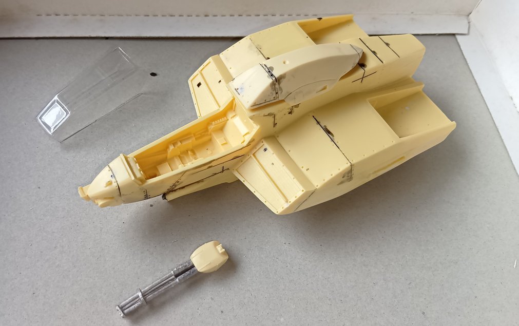 作り始めました～
「９３式メーサー攻撃機」
ただ、ボールペンの先(金属部分)が１個しかなかったり、メタルパーツで不足分があったり、困ったものです。
プラ板などで代用の予定。
しかし、このデザインが素晴らしい！
青井邦夫さんのデザイン、たぶん？

#ゴジラ