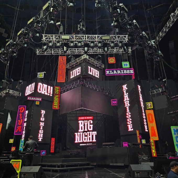 Kdg_Pdg_BQ's tweet photo. Klarisse Stage for her Concert

"May budget ,hindi binulsa"
      - Vice Ganda

#3
#KlarisseTheBigNight 
#Kperformance

Ctto. (Direk John Prats) https://t.co/YDxIISqixs