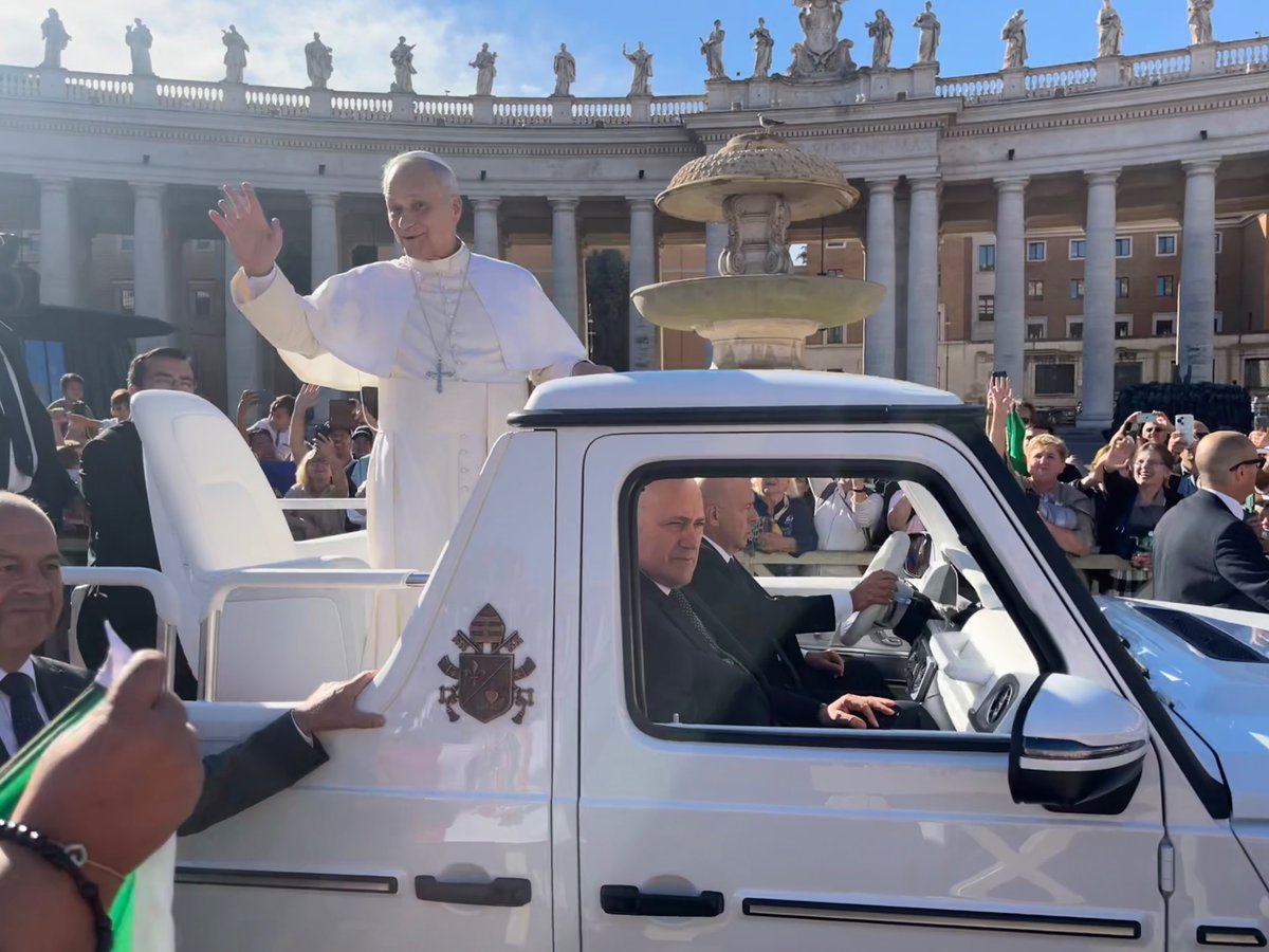 JosephOSV's tweet image. #PopeLeo enters St. Peter’s Square for the #JubileeOfCatechists.