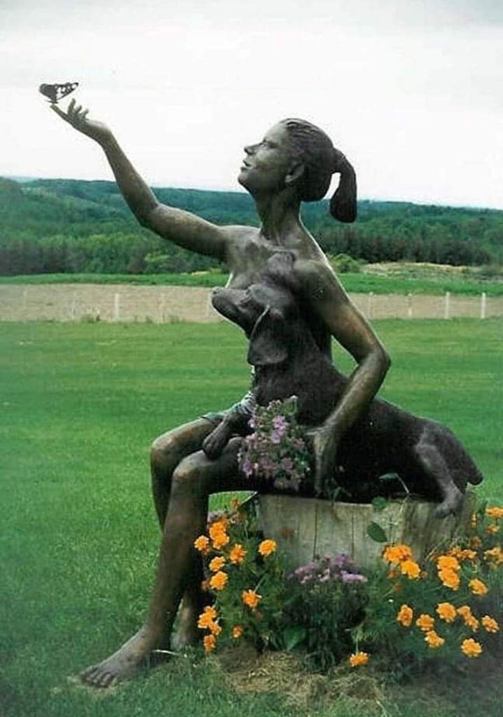 Hakkari'de 11 yaşındaki bir kız çocuğu, köyündeki 3 kişinin TECAVÜZÜNE uğradı!

1- Esra’yı "sana acil bir şey söylememiz lazım, akşam ahıra gel" diyerek kandırıyorlar.

2- Esra akşam ahıra gittiğinde Esra’yı kaçırıp şiddet uygulayıp, tecavüz ediyorlar.

3- Tecavüzcüler, tecavüz