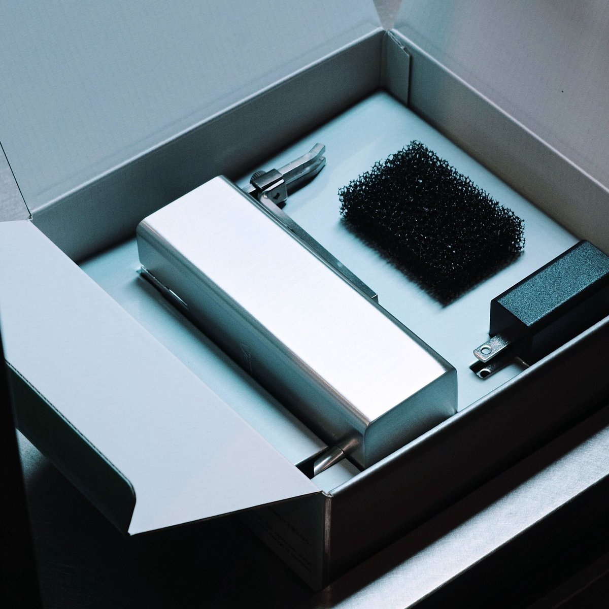 ada_lab_umeda's tweet image. ADA NATURE AQUARIUM PRODUCTS
: VUPPA-II

油分や有機物、ホコリを取り除くことで水面を常にクリアに保つだけでなく、油膜を除去することにより、水面からの酸素供給量も増え、水槽内のバクテリアの増殖を助けることで水槽内の生態系の維持にも良い効果が期待できます。

#adalab #adalabumeda #ada