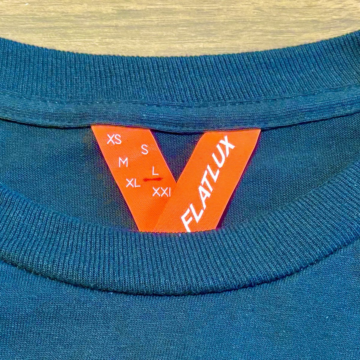 guchon's tweet photo. FLATLUXはタグが蛍光オレンジなのが本当にカッコ良い https://t.co/u8mgKLh9uP
