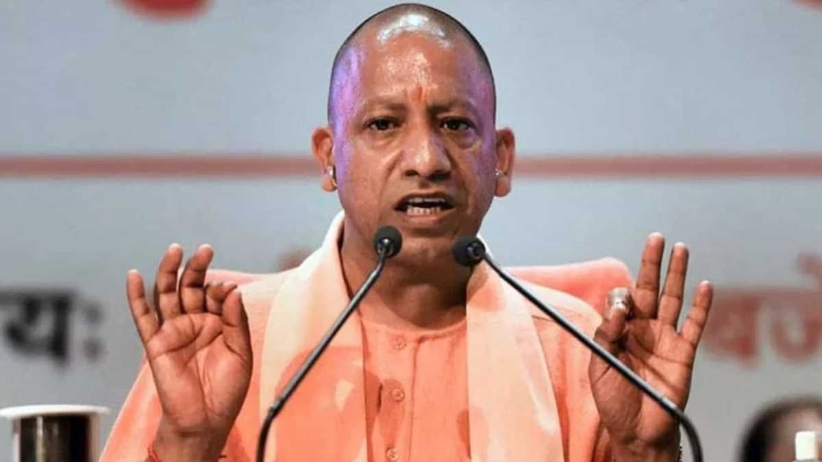 NewsAlgebraIND's tweet photo. HUGE BREAKING 🚨 Maulana Tauqeer Raza arrested. CM Yogi Adityanath ROARS after controlling Bareilly violence. 

CM Yogi said --

"Maulana has forgotten who is in power, we will teach him a lesson"

"This is the right time. Festival of Dussehra symbolizes the victory of good over evil"

"There will be no blockade. There will be no curfew either"

CM Yogi reviewed the law and order situation in Lucknow late last night