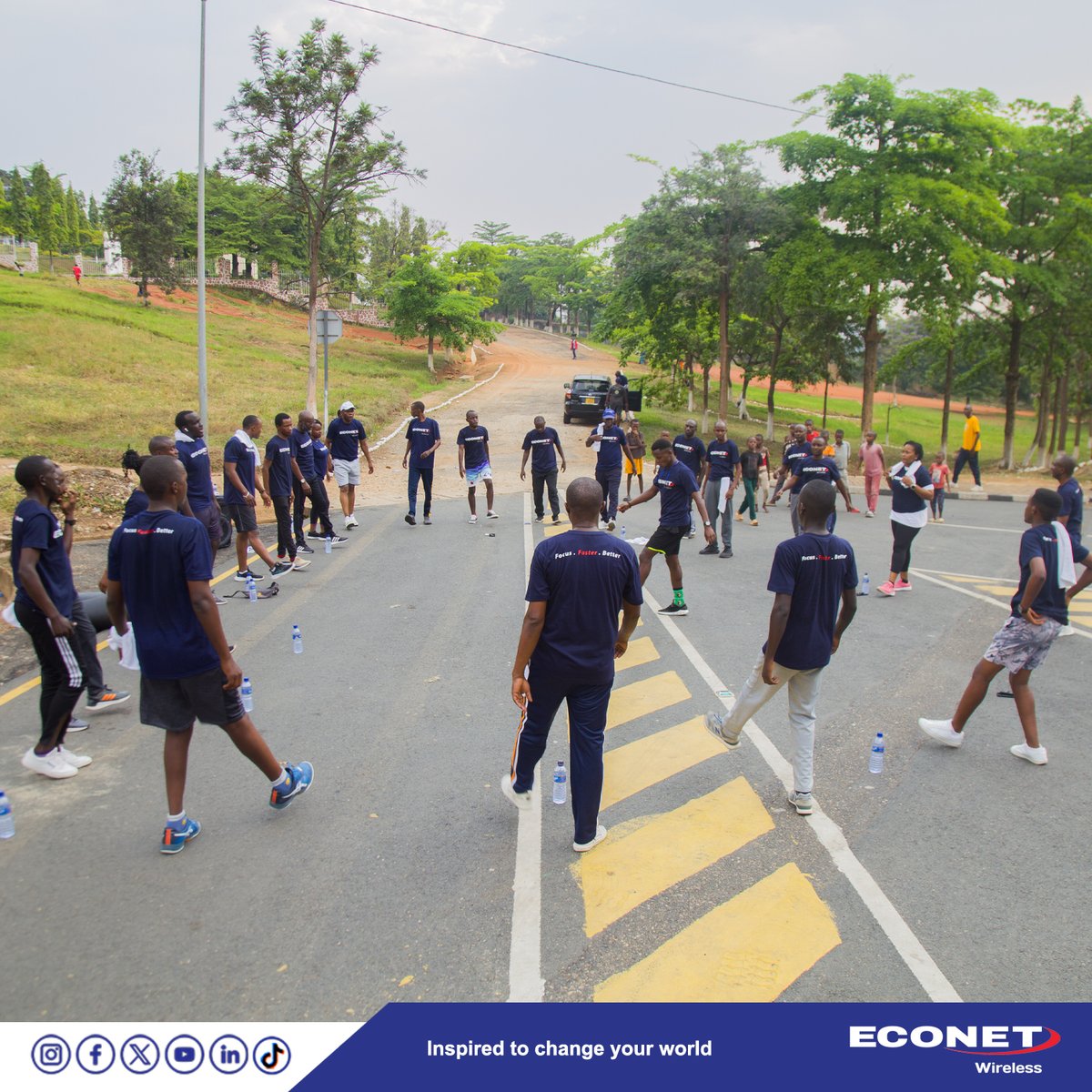 Econet257's tweet image. Kila Ijumaa saa 10 jioni, #TeamEconet huungana kwa #WellnessProgram 🏃‍♂️💪 

Tukipunguza stress, kujenga mshikamano na kujiandaa kutoa thamani kubwa zaidi kwa wateja wetu. 

Afya Yetu = Huduma Bora! 💙

#EconetCares 
#CustomerFirst