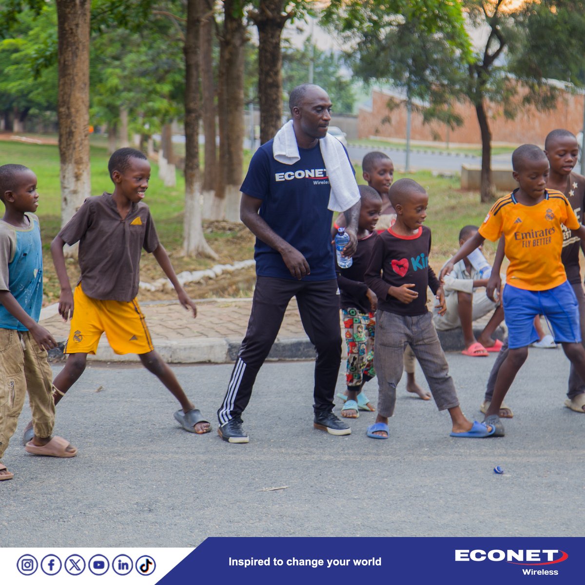 Econet257's tweet image. Kila Ijumaa saa 10 jioni, #TeamEconet huungana kwa #WellnessProgram 🏃‍♂️💪 

Tukipunguza stress, kujenga mshikamano na kujiandaa kutoa thamani kubwa zaidi kwa wateja wetu. 

Afya Yetu = Huduma Bora! 💙

#EconetCares 
#CustomerFirst