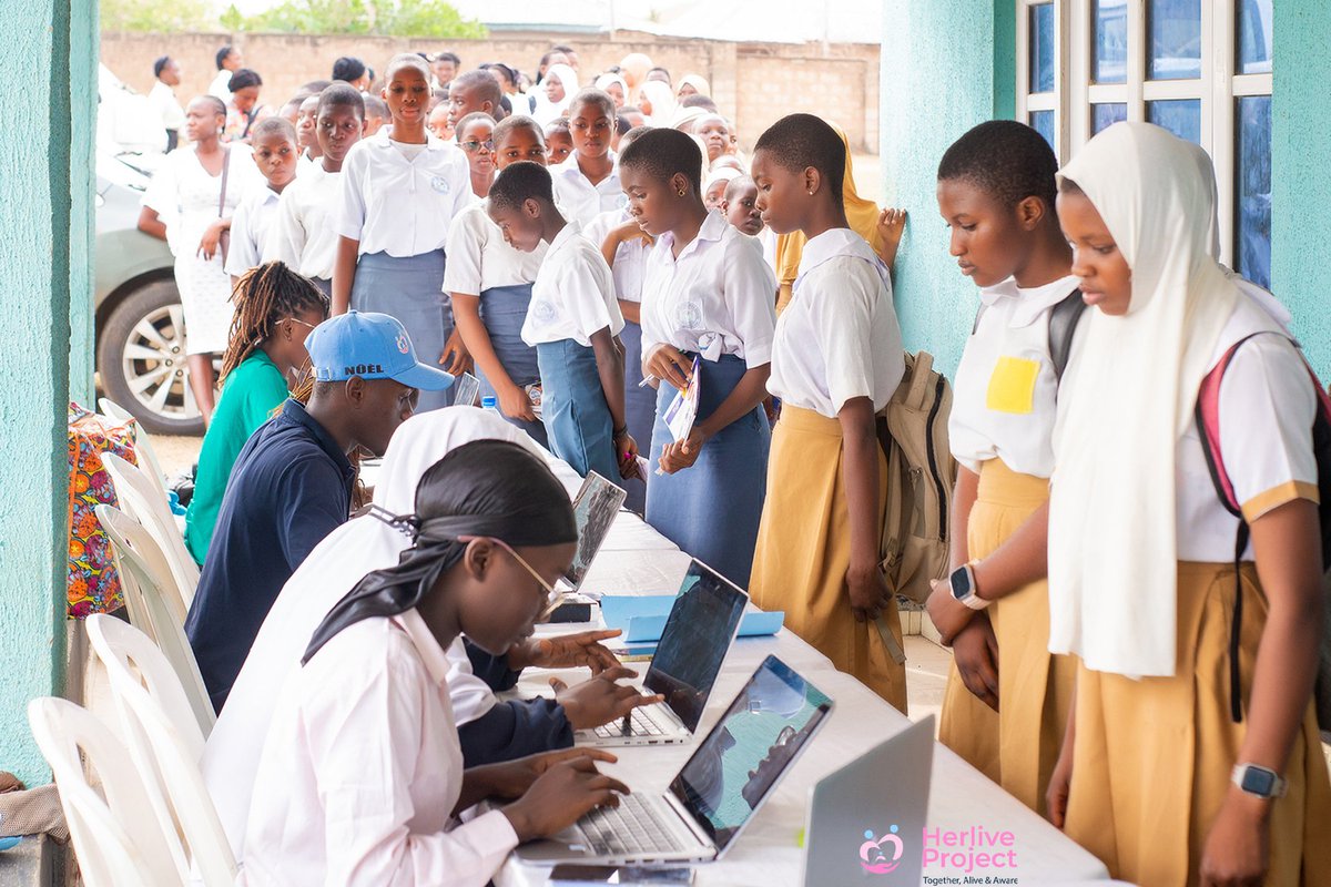 SunnyGbade's tweet photo. 26th of Feb, we kick-started The Herlive Project @Herlive_project in Oyo town.
Together with @ashfoundation_ @ValueFemaleNet and the wonderful team members of the Herlive Project, we impacted lives of over 600 girls in Oyo town, learning about SRHR, staying alive and aware 😊 https://t.co/5CsMaCyxkM