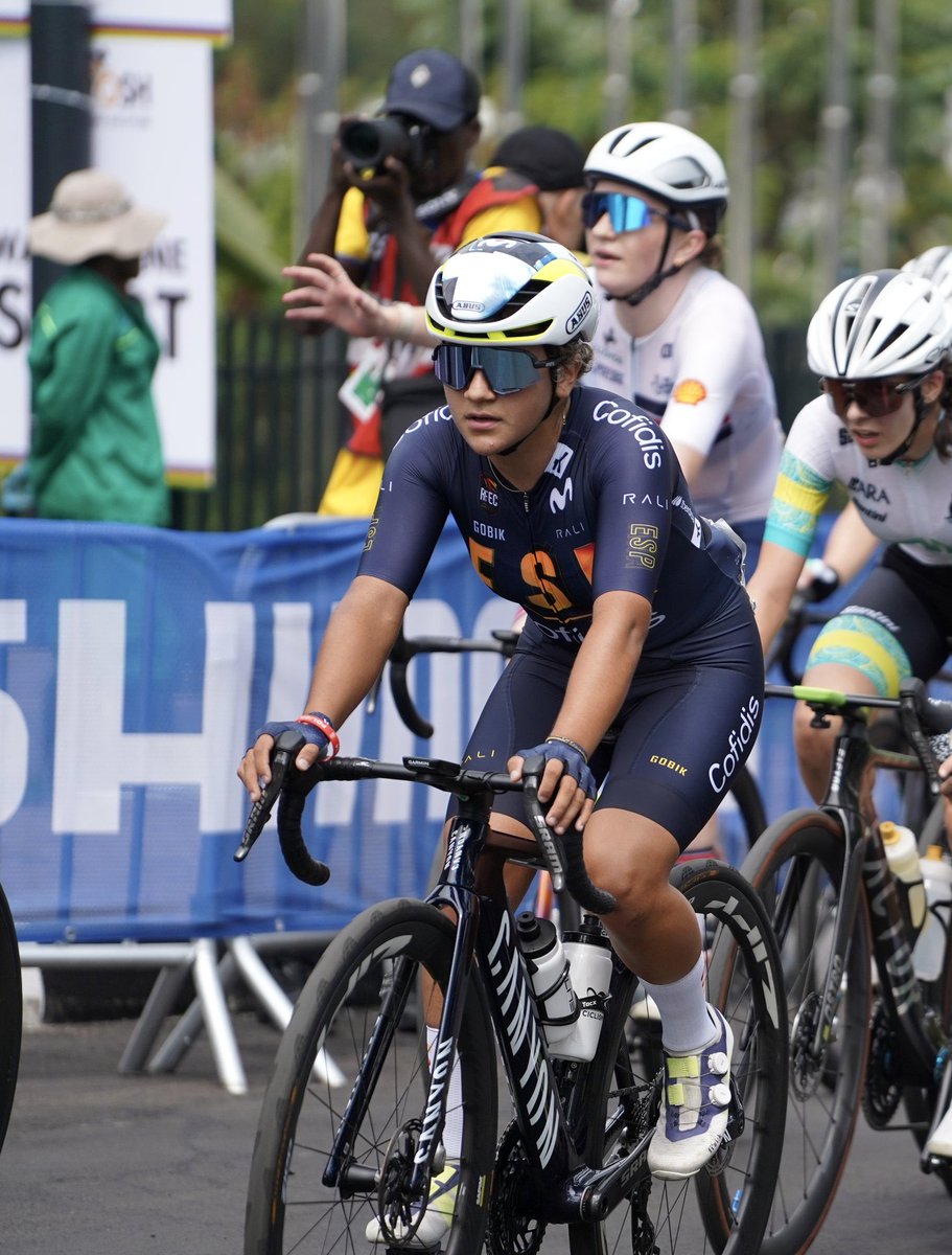 A sus 18 años la navarra Paula Ostiz (Pamplona, 12 de enero de 2007) es campeona del mundo junior en ruta desde hace 5’ y subcampeona del mundo junior contrarreloj desde hace 3 días. Una joya.