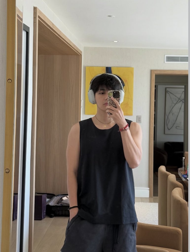 이거 왤캐 대학생처럼 나왔지
특히 1사진은 인스타 스토리 1년에 한번씩 올리는 애가 올린거 같음 - 인스타 알림 터지는날