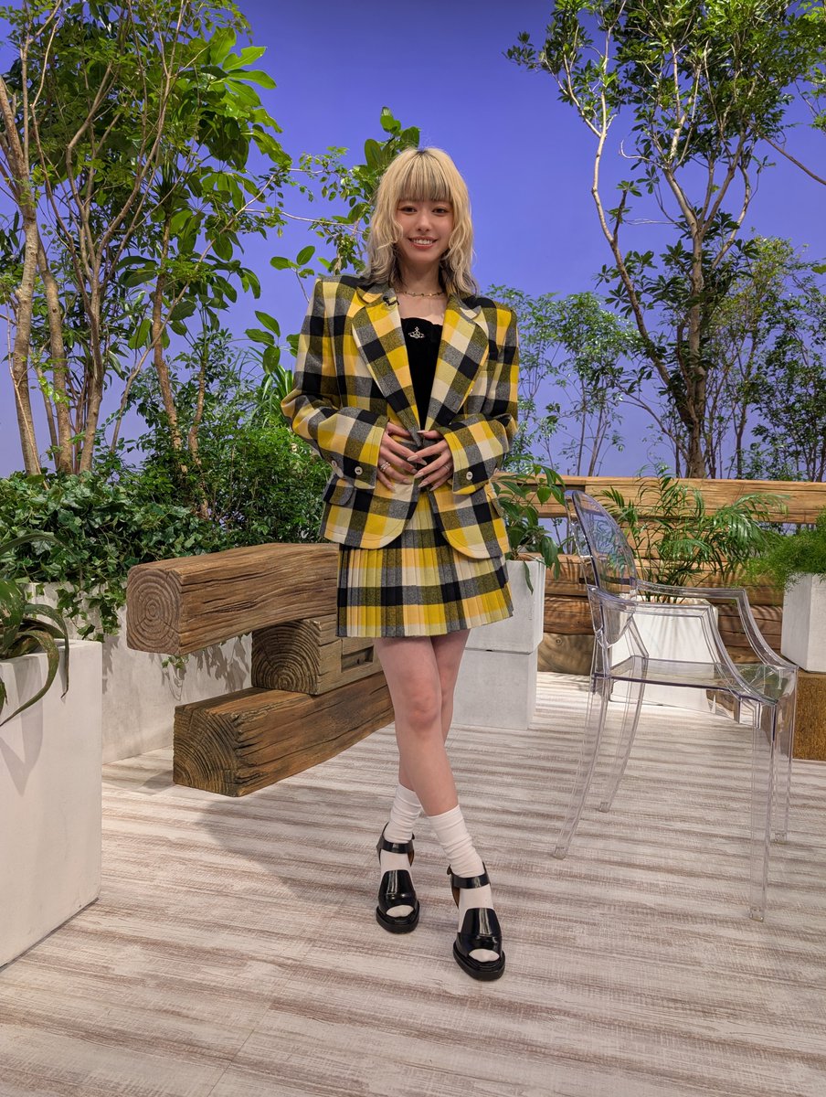 舞台、スタジオ用マルチチェック Hiro さん回の #山本舞香 さんは、 チェック柄のセットアップで登場