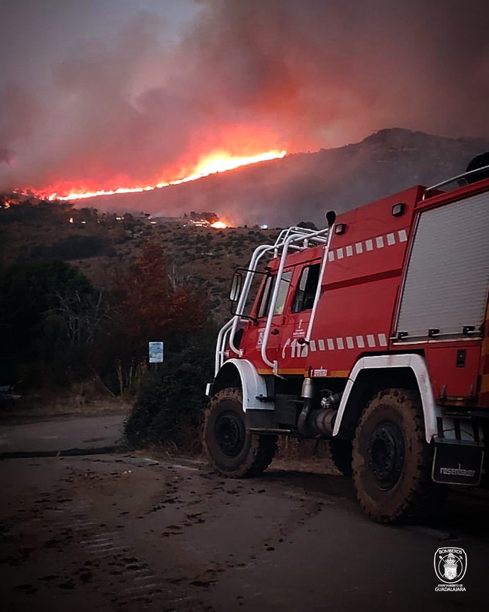 bomberosgu's tweet photo. 🚨 #INTERVENCIÓN 🔥
Durante todo el día de ayer, durante trabajos de extinción #IFPeñalbadelaSierra, desplazamos 2 vehículos para protección del entorno de localidades de #PeñalbadelaSierra y #Cabida, trabajando junto a @CEISGuadalajara 🚒
#BomberosGU #SeguridadGU #Bomberos https://t.co/PVb02GDffy