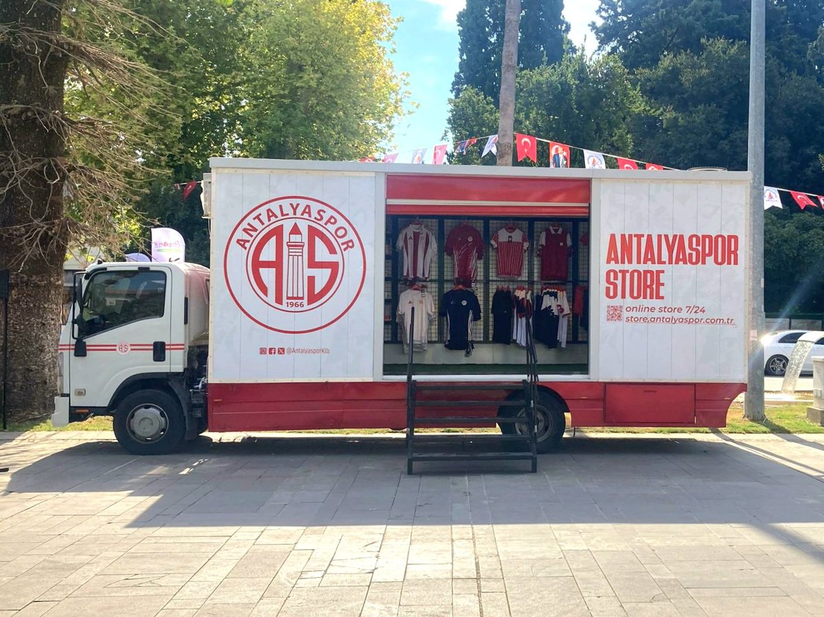 🚚 Antalyaspor Store mobil karavan mağazamız 2025 Pedalia Old Town Bisiklet Yarışları kapsamında etkinlik alanı olarak belirlenen Karaalioğlu Parkı içerisindeki Antalya Büyükşehir Belediyesi Başkanlık Binası önünde yerini aldı.

📌 Mağazamız Pazar günü organizasyon sonuna kadar