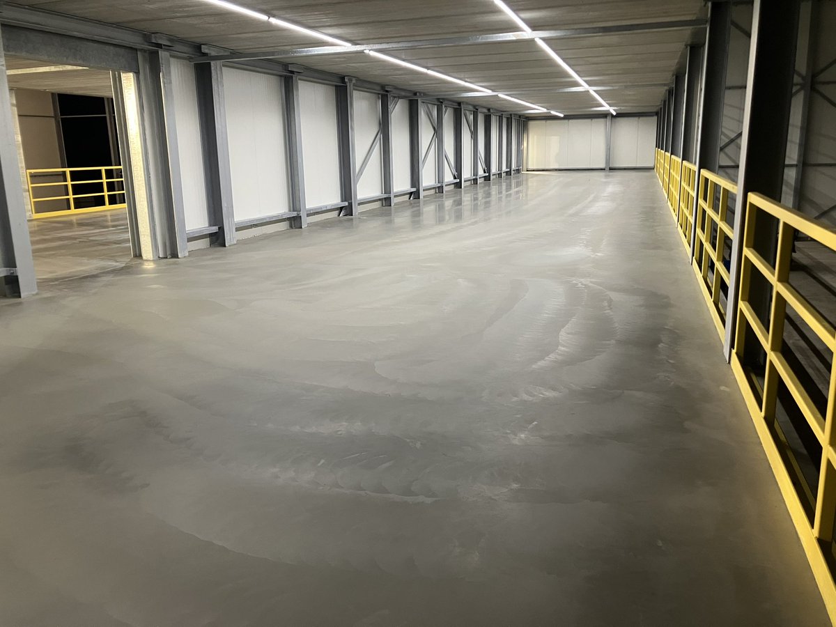 CHKBouwBV's tweet image. Afgelopen week stond in het teken van betonstorten en afwerken want alle 3 de entresol vloeren zijn gereed en de vloer van de expeditie zit er ook weer in. En dat was een ruw stort. Dus konden veel ✅ vinkjes zeten bij de nieuwbouw van @JansenTransport