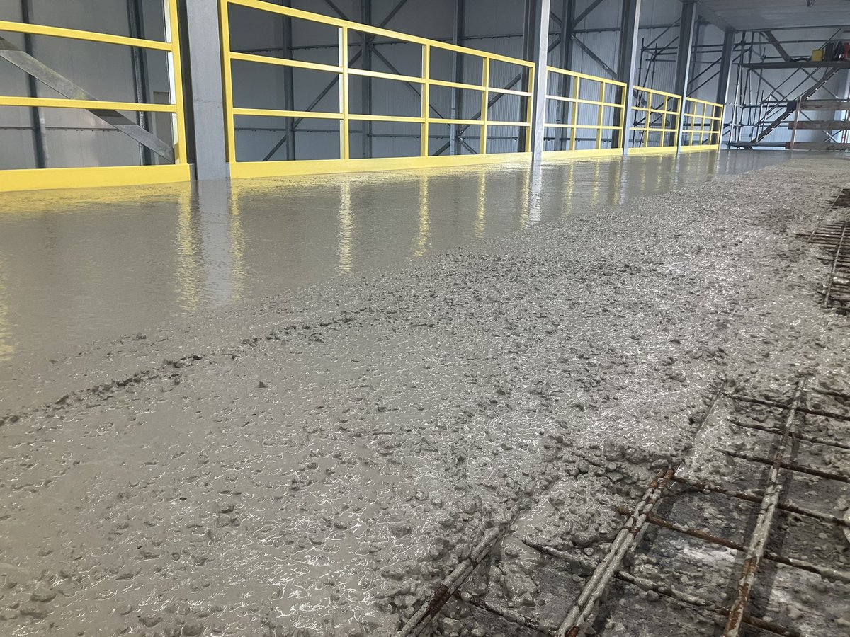 CHKBouwBV's tweet image. Afgelopen week stond in het teken van betonstorten en afwerken want alle 3 de entresol vloeren zijn gereed en de vloer van de expeditie zit er ook weer in. En dat was een ruw stort. Dus konden veel ✅ vinkjes zeten bij de nieuwbouw van @JansenTransport