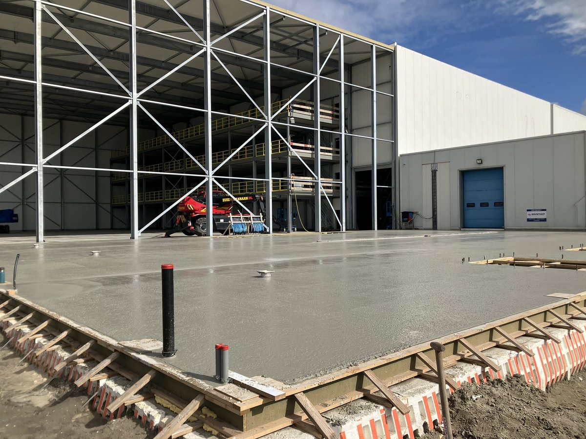 CHKBouwBV's tweet image. Afgelopen week stond in het teken van betonstorten en afwerken want alle 3 de entresol vloeren zijn gereed en de vloer van de expeditie zit er ook weer in. En dat was een ruw stort. Dus konden veel ✅ vinkjes zeten bij de nieuwbouw van @JansenTransport