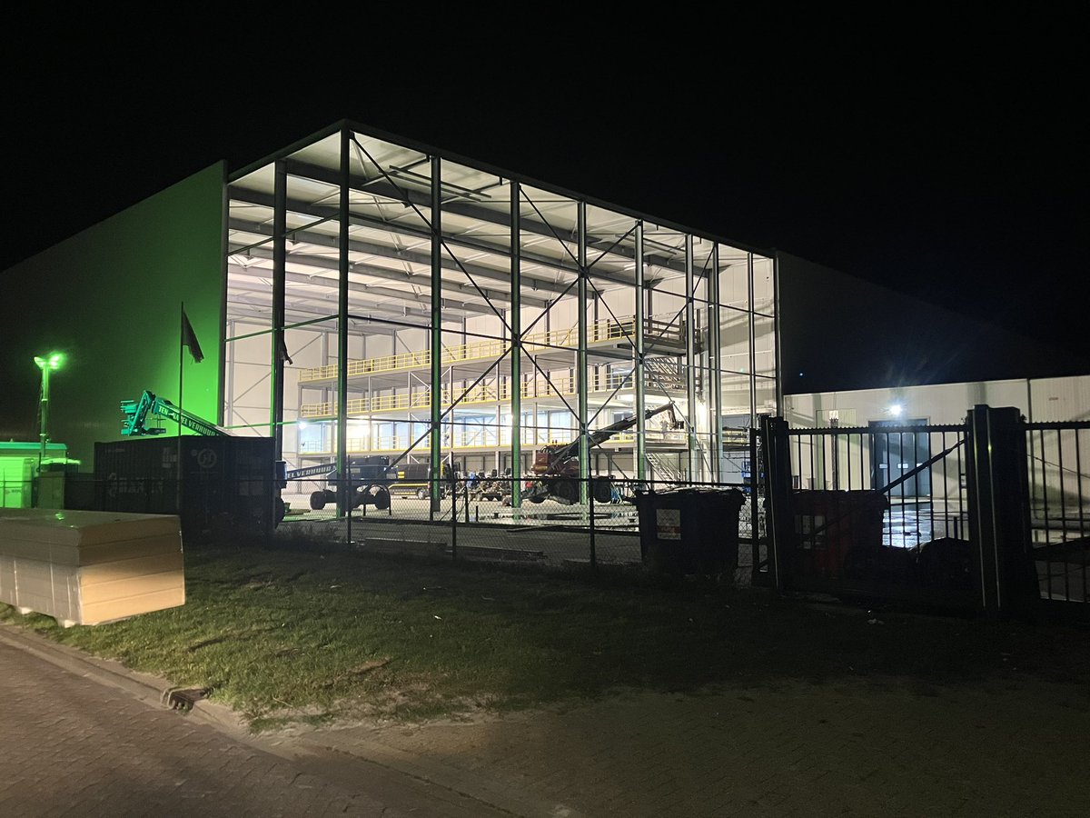 CHKBouwBV's tweet image. Afgelopen week stond in het teken van betonstorten en afwerken want alle 3 de entresol vloeren zijn gereed en de vloer van de expeditie zit er ook weer in. En dat was een ruw stort. Dus konden veel ✅ vinkjes zeten bij de nieuwbouw van @JansenTransport