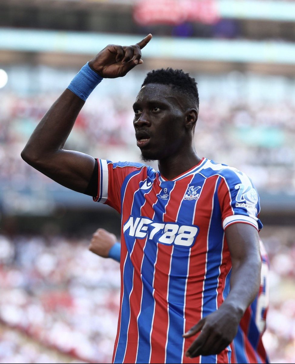 InfosSenegalais's tweet photo. Ismaila Sarr ouvre le score pour crystal Palace qui mène au score devant Liverpool. Entre Ismaila Sarr et Liverpool, c'est une longue histoire d'amour 😂😂 https://t.co/4FKcyVtLju