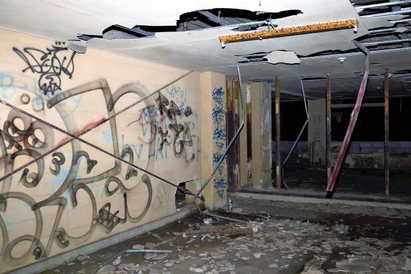 livedoornews's tweet image. 【注意】“心霊スポット“廃ホテルに若者が相次ぎ侵入、警察「人生台無しにするな」と激怒 千葉
news.livedoor.com/article/detail…

近隣住民から騒音やごみのポイ捨てなどの苦情が相次いで寄せられた。建物を所有している会社によると、入り口にバリケードや人感センサーを設置したが、全て破壊されたという。