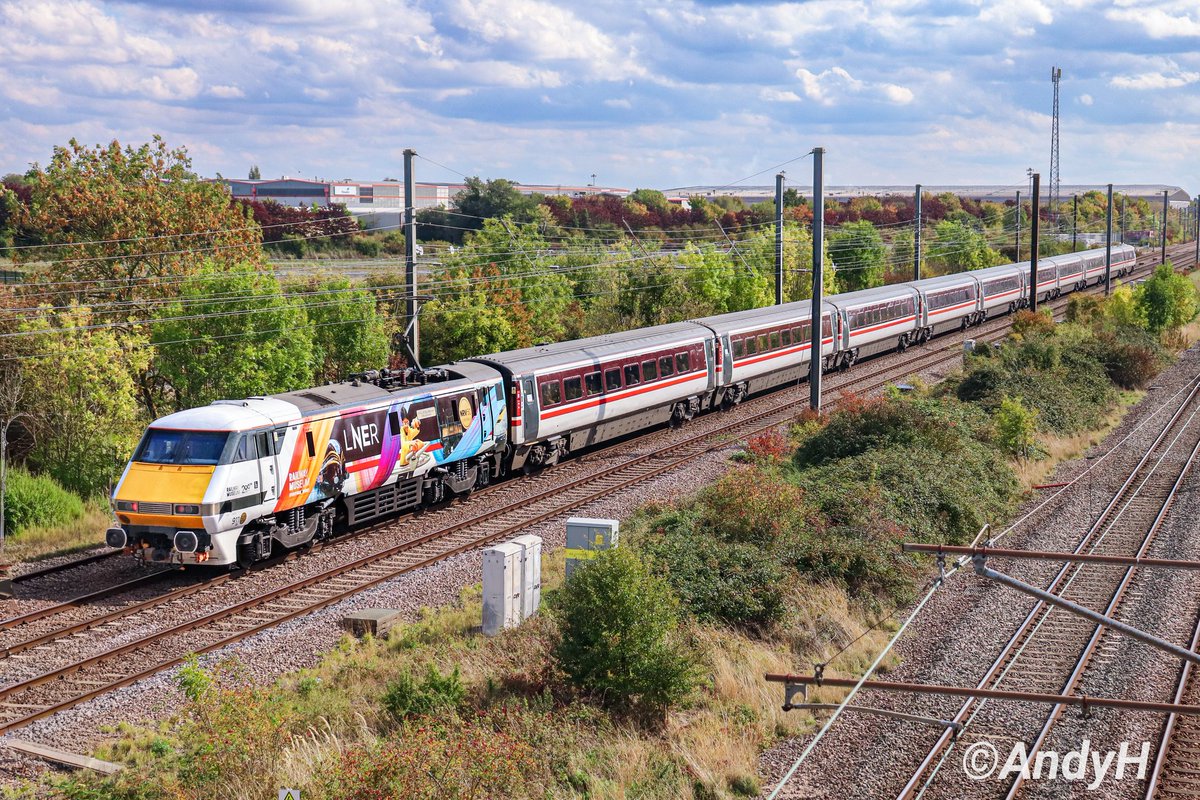 holtona72's tweet image. Great weather on the #ECML this lunchtime to catch new @LNER celeb livery 91105, AKA 91150 &apos;National Railway Museum 50 Years 1975-2025&apos; passing Hurn Road, Marholm whilst working back south with 1A26 11.15 Leeds to London King&apos;s Cross. @RailwayMuseum @225groupuk #NRM #LNER 27/9/25