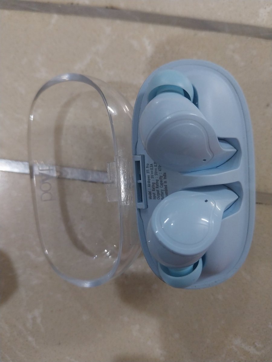 Akanshaaaaxxaa's tweet image. WARNING: Terrible experience with @RockWithboAt customer care and warranty claim! My earbuds weren&apos;t working, they rejected the claim, and sent back a broken, damaged box that was fine when I handed it over. Absolutely unacceptable service. #BoatIndia #CustomerCareFail