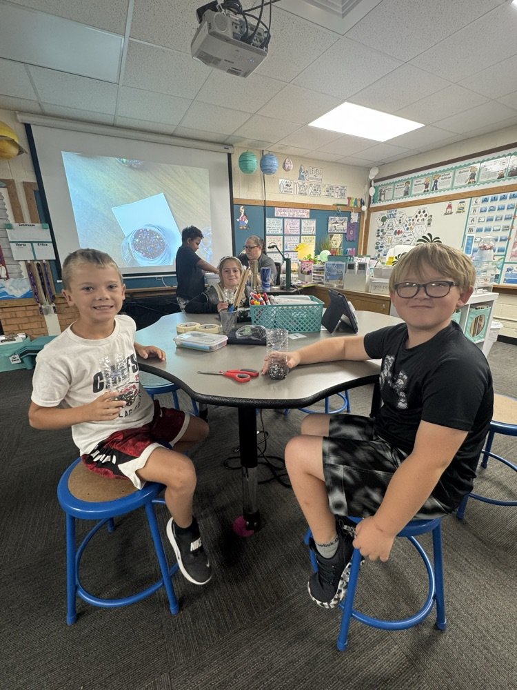 WilsonElem489's tweet photo. Making rain gauges in STEM
#timely
#realworld
#STEMrocks https://t.co/YN7B4ctHek