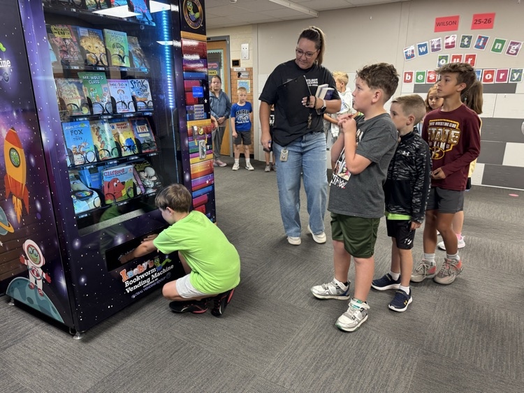 WilsonElem489's tweet photo. Birthday books from the book vending machine make us happy!
#wayofthewarrior https://t.co/hRtEpOKGpj