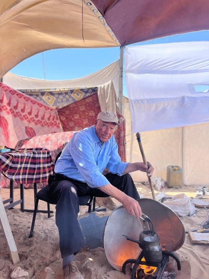 عدونا المجرم الصهيوني أجبرنا نحن أهل غزة على إشعال النار بأثاث بيوتنا، وملابسنا، وكتبنا، واحذيتنا، كي نطهو بعض الطعام.
هذا العدو الإرهابي يمنع عنا غاز الطهي، حتى صارت كل حياتنا ملوثة بالدخان والسخام والرماد.
لقد أرجعنا العدو الإسرائيلي لنعيش في القرون الوسطى!