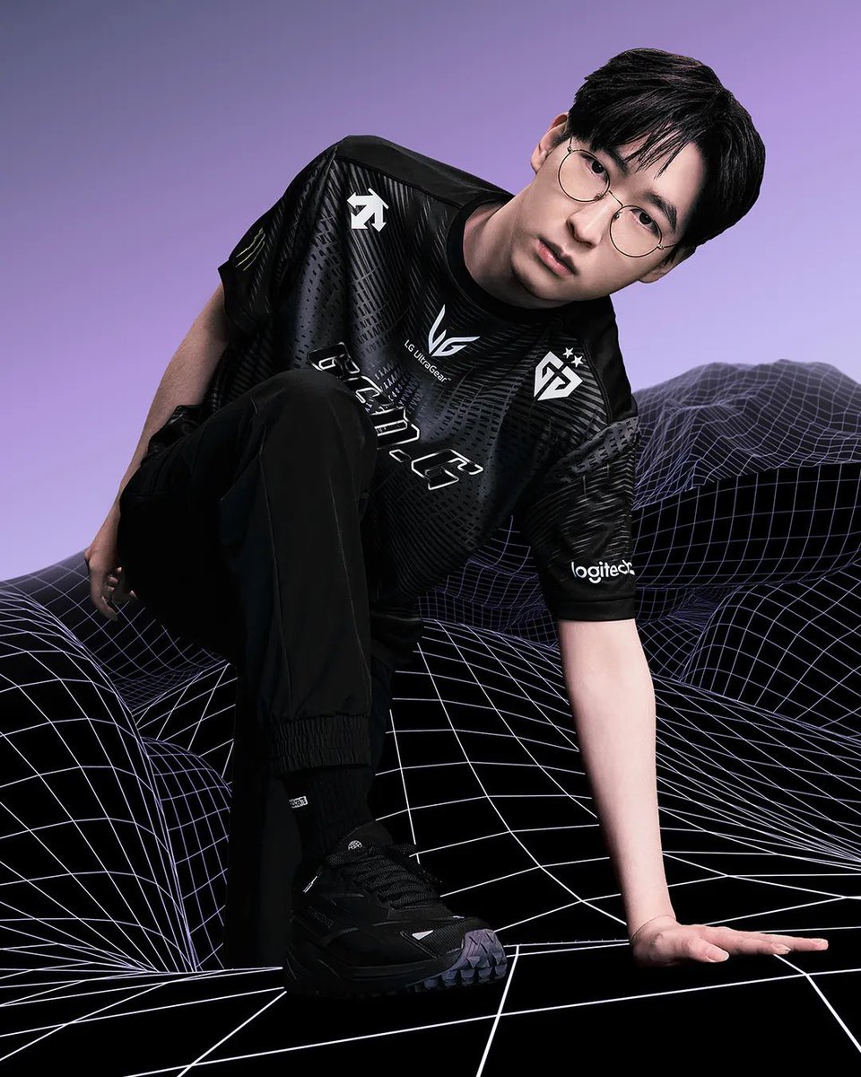 superduroo's tweet photo. 너 좀 친다?
                                                      고마워. 형도 https://t.co/jHHG4tgSPH