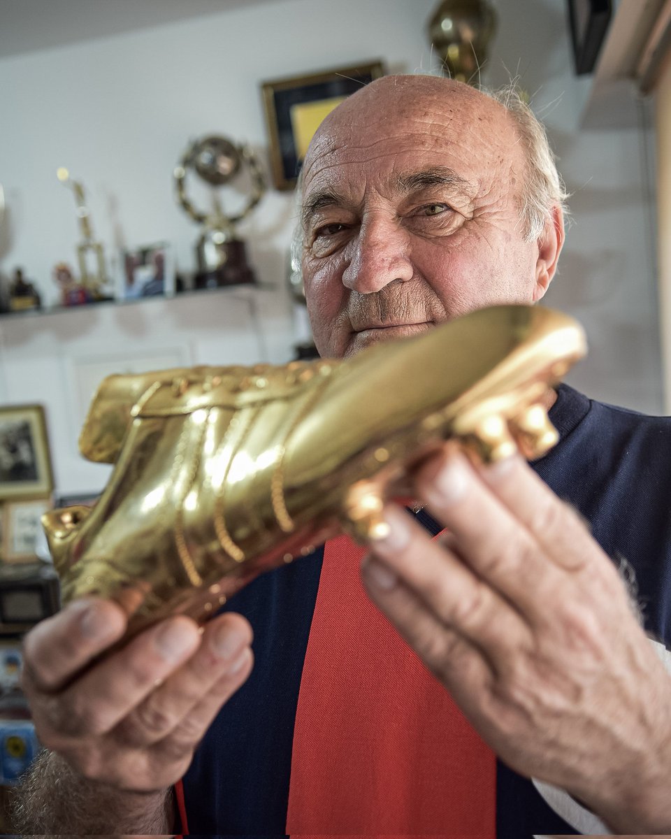 🙌 ¡Qué goleador! Gritó 140 veces jugando para #SanLorenzo y mantiene un récord impresionante: convirtió 60 en una sola temporada (1975). Tres veces campeón con la azulgrana, sigue vinculado al club, impartiendo su sabiduría a los más chiquitos, en Ciudad Deportiva.

💙❤️ Hoy, el