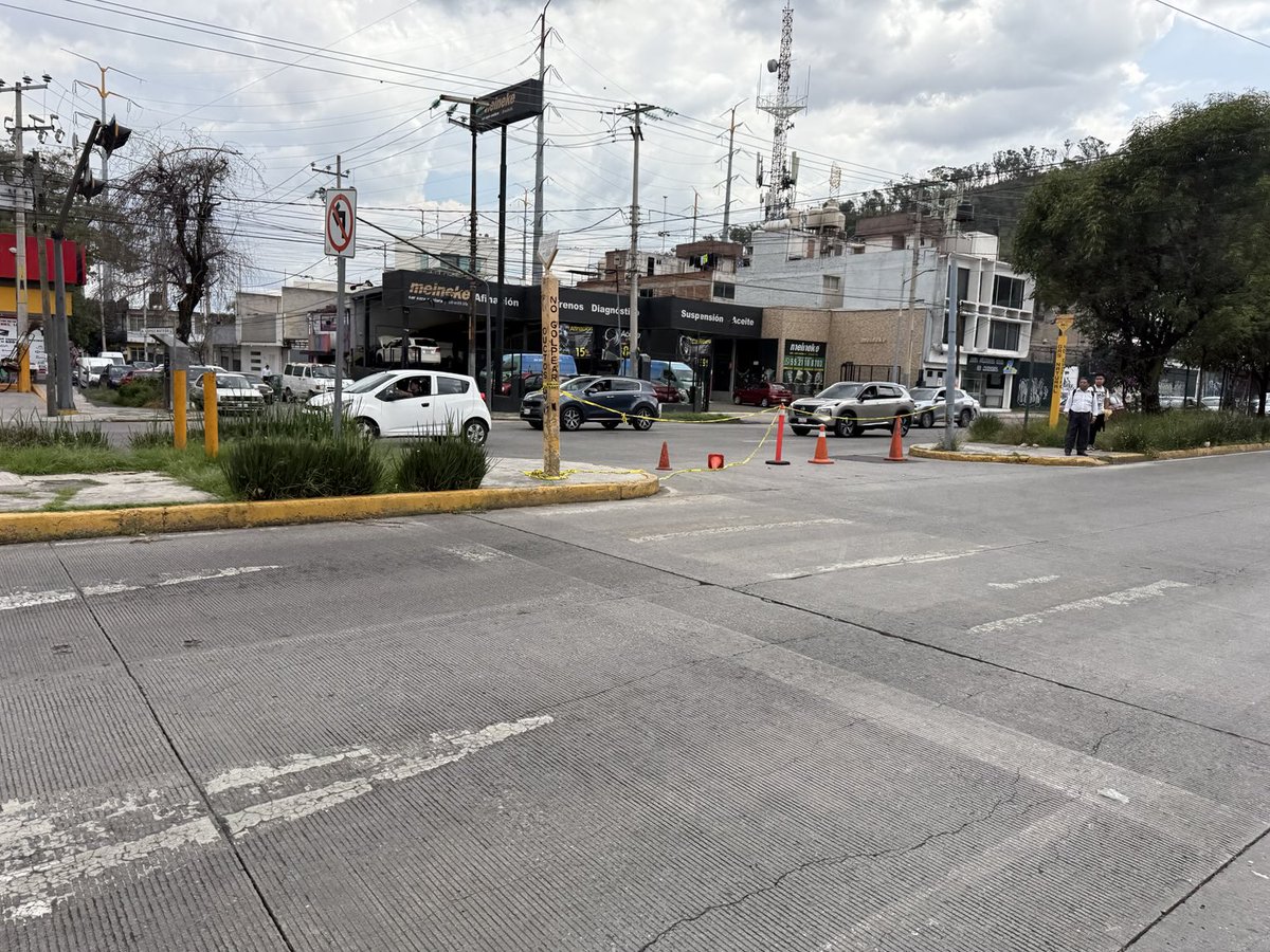 PabloRdzBec's tweet photo. Buen día ⁦@GobNau⁩ Oootra vez semáforo sin servir y solución cerrar en vez de arreglar Ineficientes ⁦@isaacsolar⁩ vecinos JardinesSanMateo solicitamos solución al problema Saludos https://t.co/ULNbPm57lO