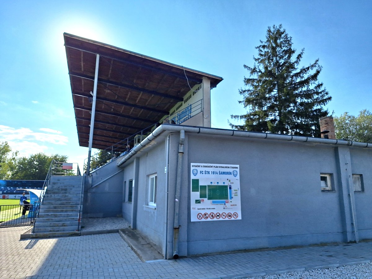 niek92jansen's tweet photo. Pomlé Stadium, Šamorín, Slowakije 📍🇸🇰
Competitieduel onder de rook van Bratislava op het 2e niveau: FC ŠTK 1914 Šamorín 🆚 FC ViOn Zlaté Moravce-Vrable ⚽
Een heerlijke oude, hoge tribune 👌
#ŠTKŠamorín #FCViOn #Šamorín #ZlatéMoravce #Slovakia #groundhopping https://t.co/pSf53CH4Gw