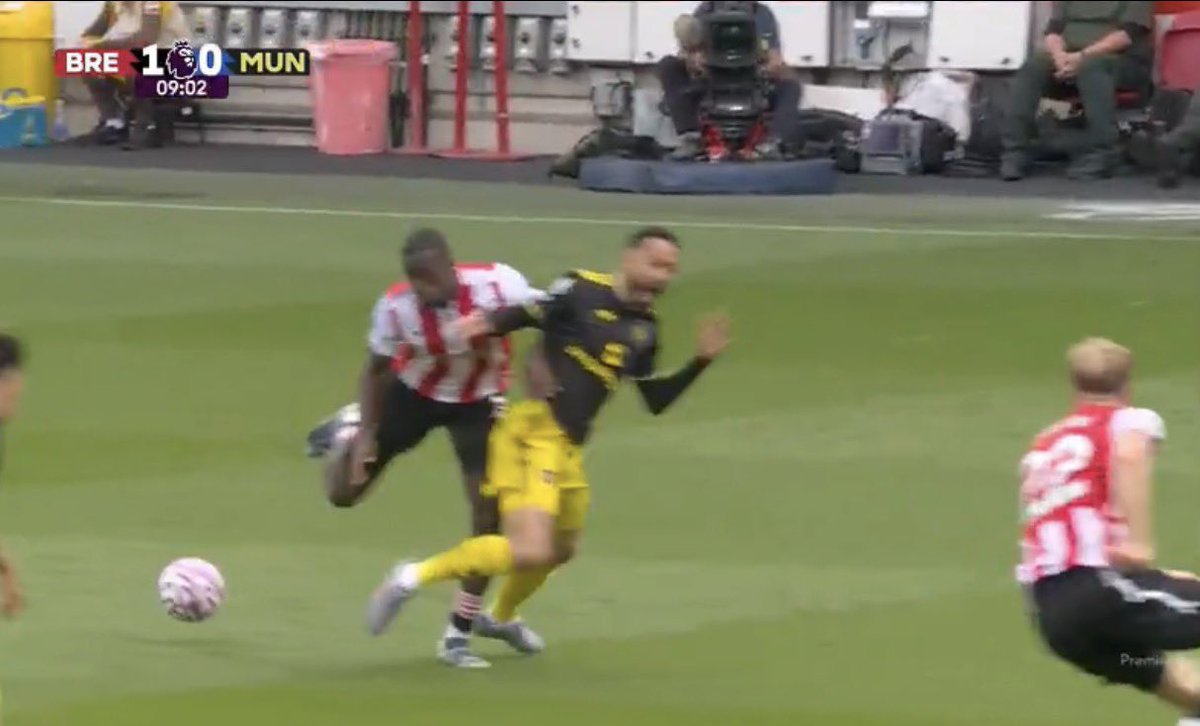 UtdForever7's tweet photo. 🚨Absolute disgrace from the referee — clear foul on Cunha, nothing given, and Brentford go up the other end and score. 

The penalty was also a red card for Collins too, how can you give a penalty on a clear chance to score and not give a red?

This isn’t even shocking anymore, it’s every single week when United are involved. Same story: bad calls, zero consistency, and always against us. When is this going to stop?