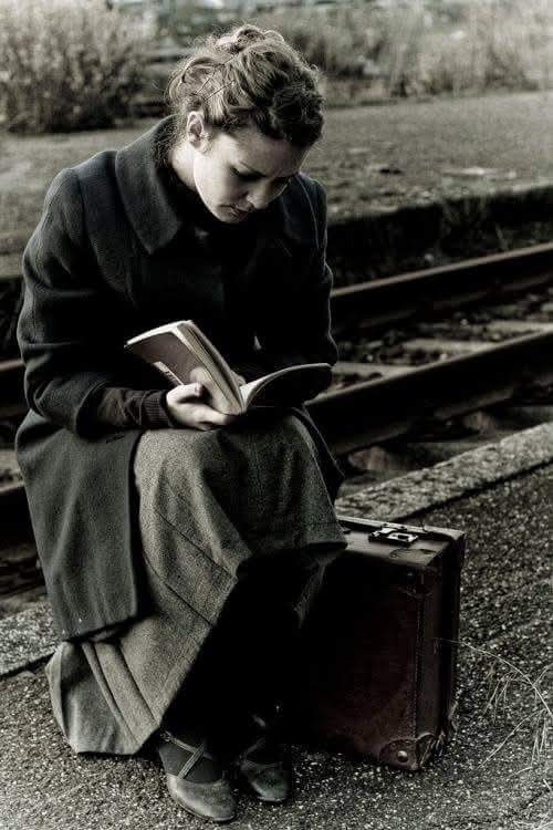 "Al lector se le llenaron de pronto los ojos de lágrimas,
y una voz cariñosa le susurró al oído:
-¿Por qué lloras, si todo
en ese libro es de mentira?
Y él respondió:
-Lo sé, pero lo que yo siento es de verdad".
Ángel González