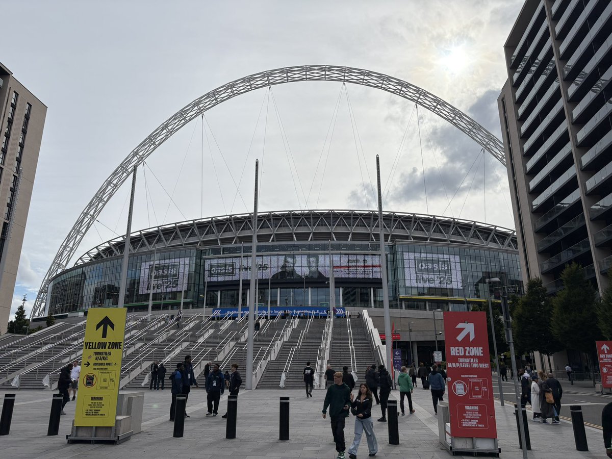 Pweeter23's tweet photo. Oasis. Wembley. Sound https://t.co/CEcvxMBHti